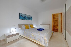 Deluxe Apartment Steps to St George's Bay