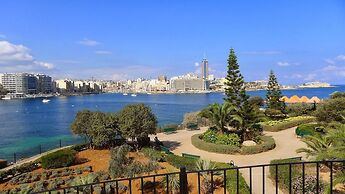 Deluxe Apartment Steps to St George's Bay