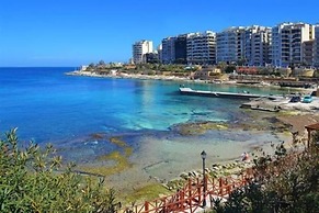 Deluxe Apartment Steps to St George's Bay