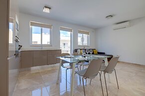 Deluxe Apartment Steps to St George's Bay