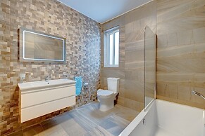 Deluxe Apartment Steps to St George's Bay