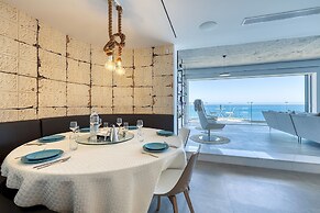 Superb Seafront Family Apartment