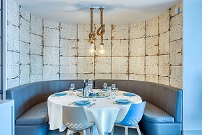 Superb Seafront Family Apartment