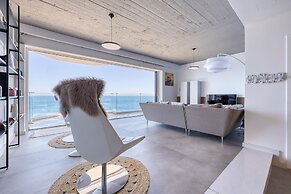 Superb Seafront Family Apartment