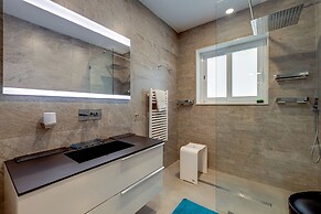 Superb Seafront Family Apartment