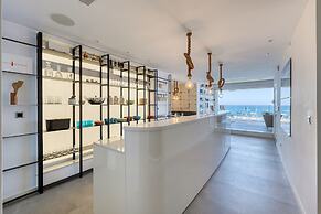 Superb Seafront Family Apartment