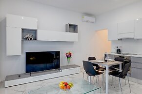 Contemporary 1BR Apartment, Central Location