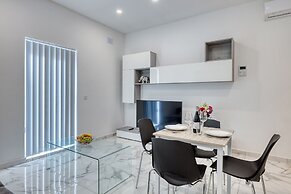 Contemporary 1BR Apartment, Central Location