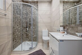 Contemporary 1BR Apartment, Central Location