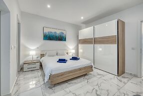 Contemporary 1BR Apartment, Central Location