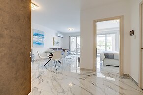 Modern Apartment Steps to St George's Bay