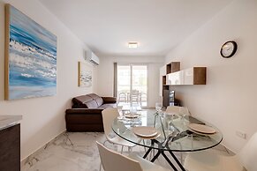 Modern Apartment Steps to St George's Bay