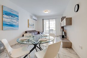 Modern Apartment Steps to St George's Bay