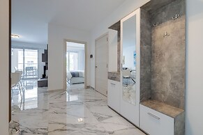 Modern Apartment Steps to St George's Bay