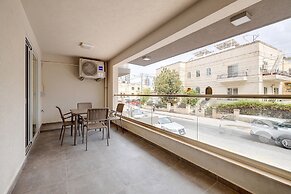 Modern Apartment Steps to St George's Bay