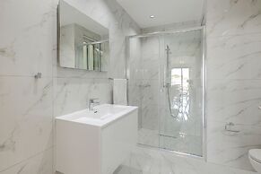 Modern Apartment Steps to St George's Bay