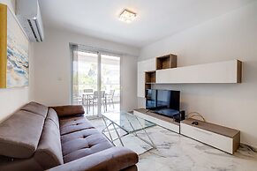 Modern Apartment Steps to St George's Bay