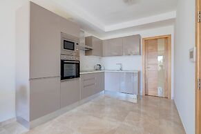 Modern 1BR Apartment in Central St Julian's