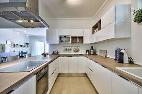 Luxury Apartment With Pool and Terrace, Top Location