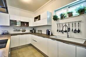 Luxury Apartment With Pool and Terrace, Top Location