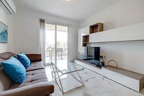 Splendid 2BR Apartment, Steps to St Georges Bay