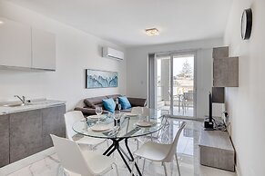 Splendid 2BR Apartment, Steps to St Georges Bay