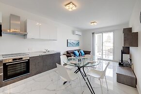 Deluxe 2BR Apartment in Central St Julian's