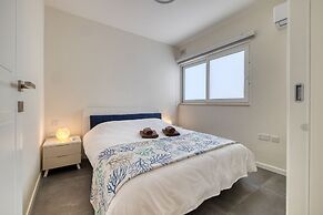 Stunning 3BR Apartment With Marina Views