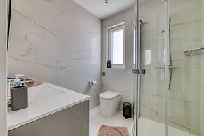 Stunning 3BR Apartment With Marina Views