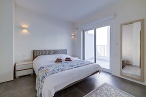Stunning 3BR Apartment With Marina Views