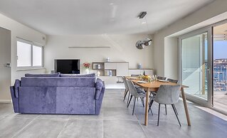 Stunning 3BR Apartment With Marina Views