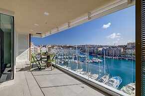 Stunning 3BR Apartment With Marina Views