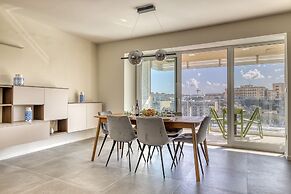 Stunning 3BR Apartment With Marina Views