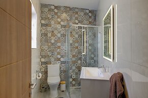 Perfect Location, Idyllic 2BR Apartment