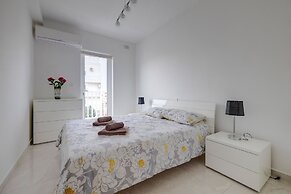 Spacious Apartment Steps to the Promenade