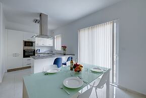 Spacious Apartment Steps to the Promenade