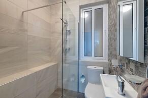 Spacious Apartment Steps to the Promenade