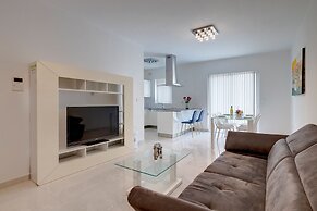 Spacious Apartment Steps to the Promenade