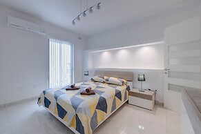 Spacious Apartment Steps to the Promenade