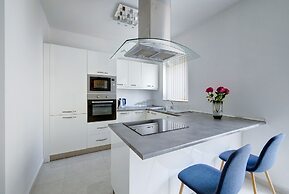 Spacious Apartment Steps to the Promenade