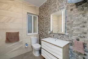 Spacious Apartment Steps to the Promenade