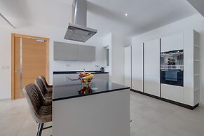 Luxury Apartment With Valletta and Harbour Views