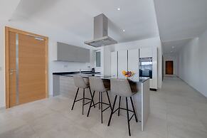 Luxury Apartment With Valletta and Harbour Views