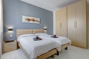 Chic 2BR Penthouse Steps From the Promenade