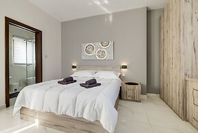 Chic 2BR Penthouse Steps From the Promenade