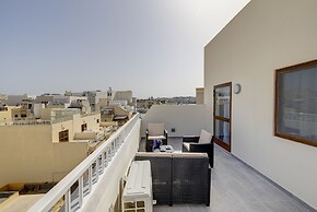 Chic 2BR Penthouse Steps From the Promenade