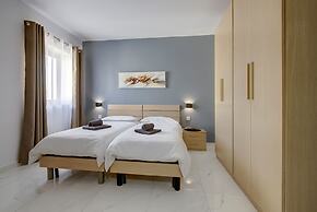 Chic 2BR Penthouse Steps From the Promenade