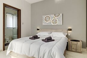 Chic 2BR Penthouse Steps From the Promenade