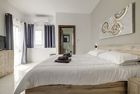 Chic 2BR Penthouse Steps From the Promenade