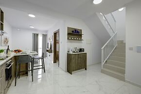 Chic 2BR Penthouse Steps From the Promenade